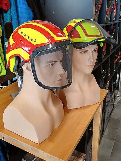 Viele Farben und Modelle Protos Helme im Shop in Raasdorf