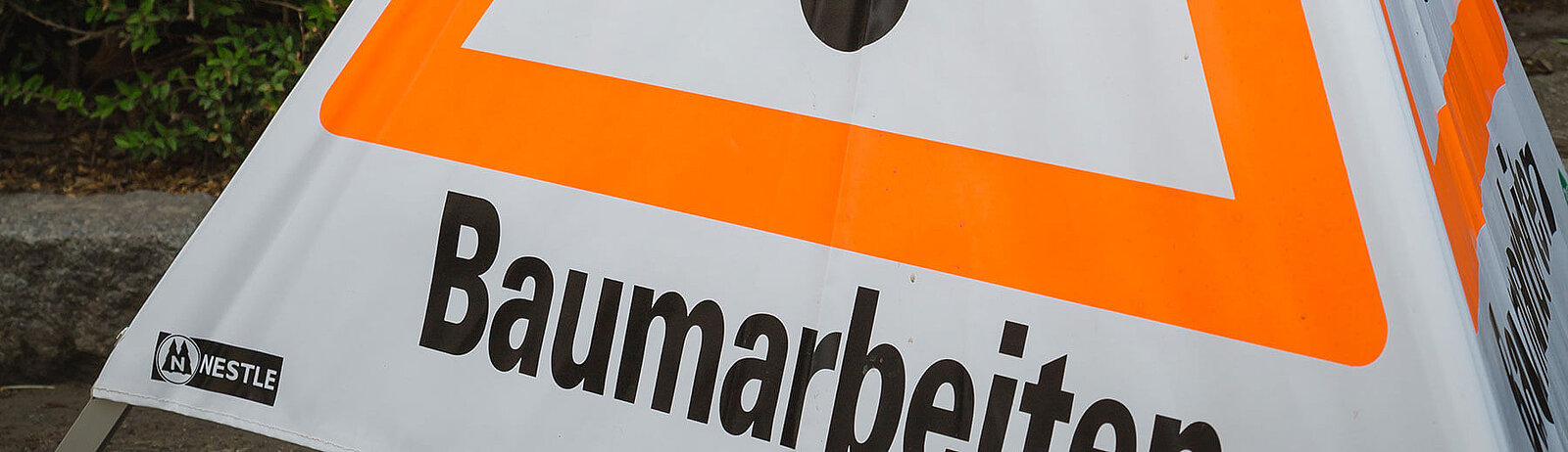 Hinweisschild Baumarbeiten